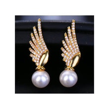 Earrings with wings with white pearls made of gold-plated or rhodium-plated metal