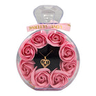 Geschenkbox in Parfümflaschen-Design mit rosa Seifenrosen und Herz Halskette