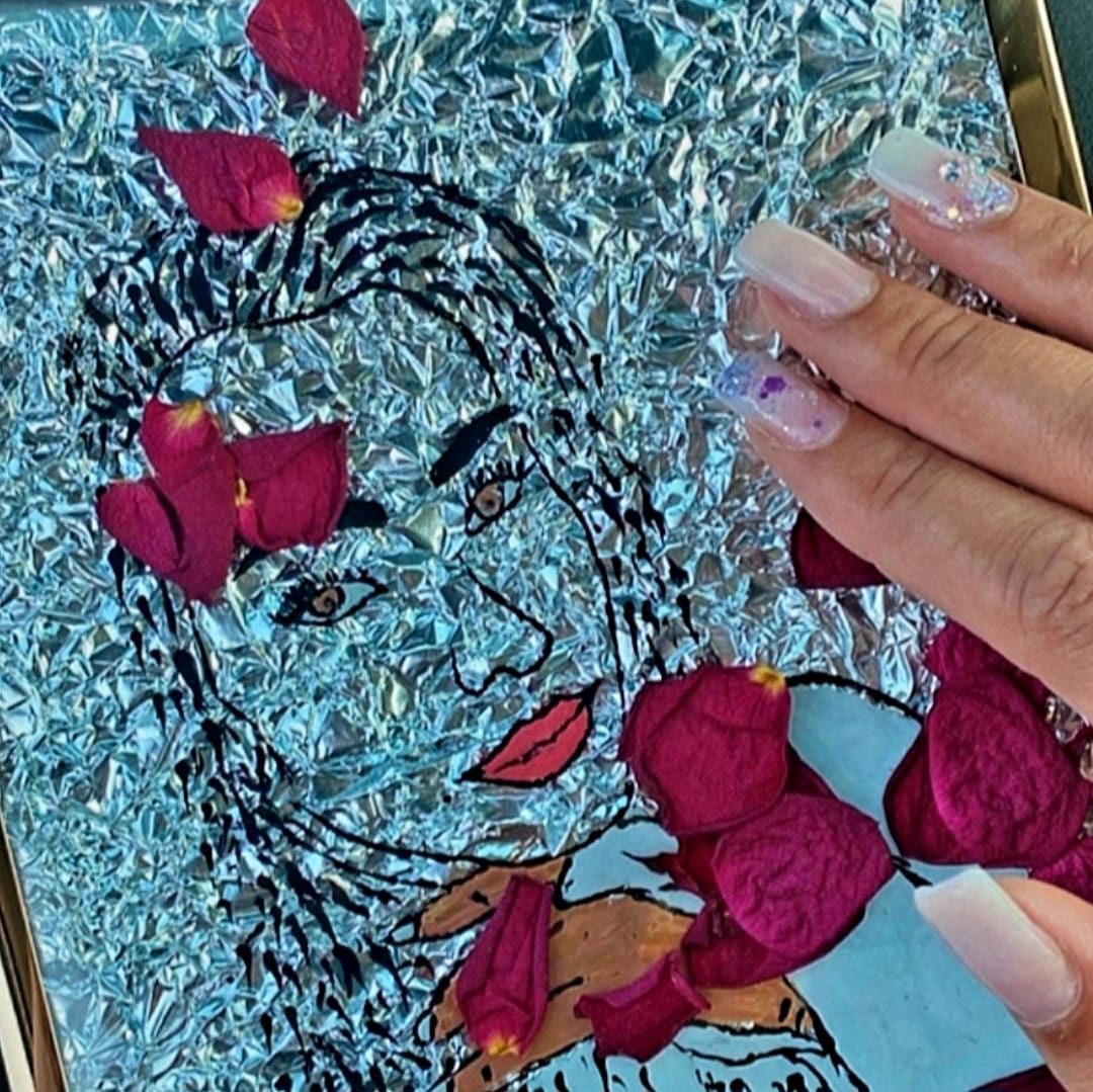 Personalisierte Kunst auf Glas Handgezeichnetes Portrait mit echten Rosenblättern