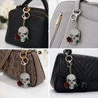 Strass Totenkopf Schlüsselanhänger mit Rose – Glitzer Skull Taschenanhänger silberfarben mit Strasssteinen – Bild 2