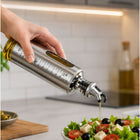 Verk Group Olivenöl Dosierflasche 500 ml aus Glas mit Edelstahl-Ausgießer, Maßskala und Sichtfenster – Bild 2